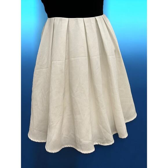 En Creme Fit & Flare Skater Mini Dress w Bow Cutout Size Medium Black & White - Picture 3 of 4